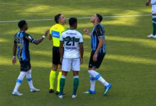 Carlos Vinícius reclama com arbitragem e é punid com amarelo em jogo do Grêmio contra o Coritiba