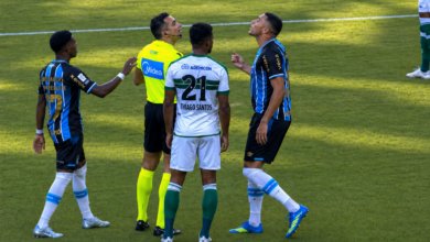 Carlos Vinícius reclama com arbitragem e é punid com amarelo em jogo do Grêmio contra o Coritiba