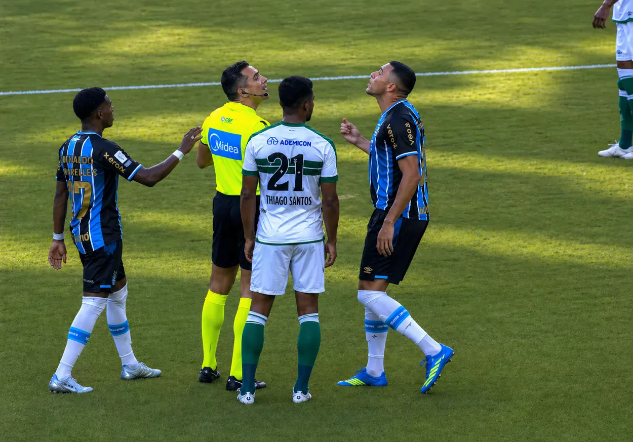 Carlos Vinícius reclama com arbitragem e é punid com amarelo em jogo do Grêmio contra o Coritiba