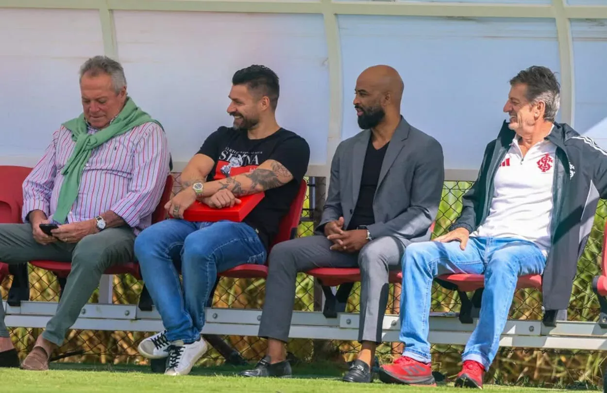 Rafael Sobis visita treino do Inter