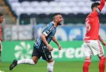 Maicon ex-Grêmio fazendo gol em Gre-Nal