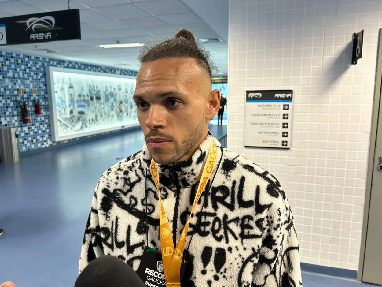 Braithwaite admite problemas no ataque do Grêmio e fala de Carlos Vinícius: "Não há rivalidade" Braithwaite em vitória do Grêmio