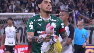 Gustavo Gomes retira objeto de dentro do campo em partida de Corinthians x Palmeiras