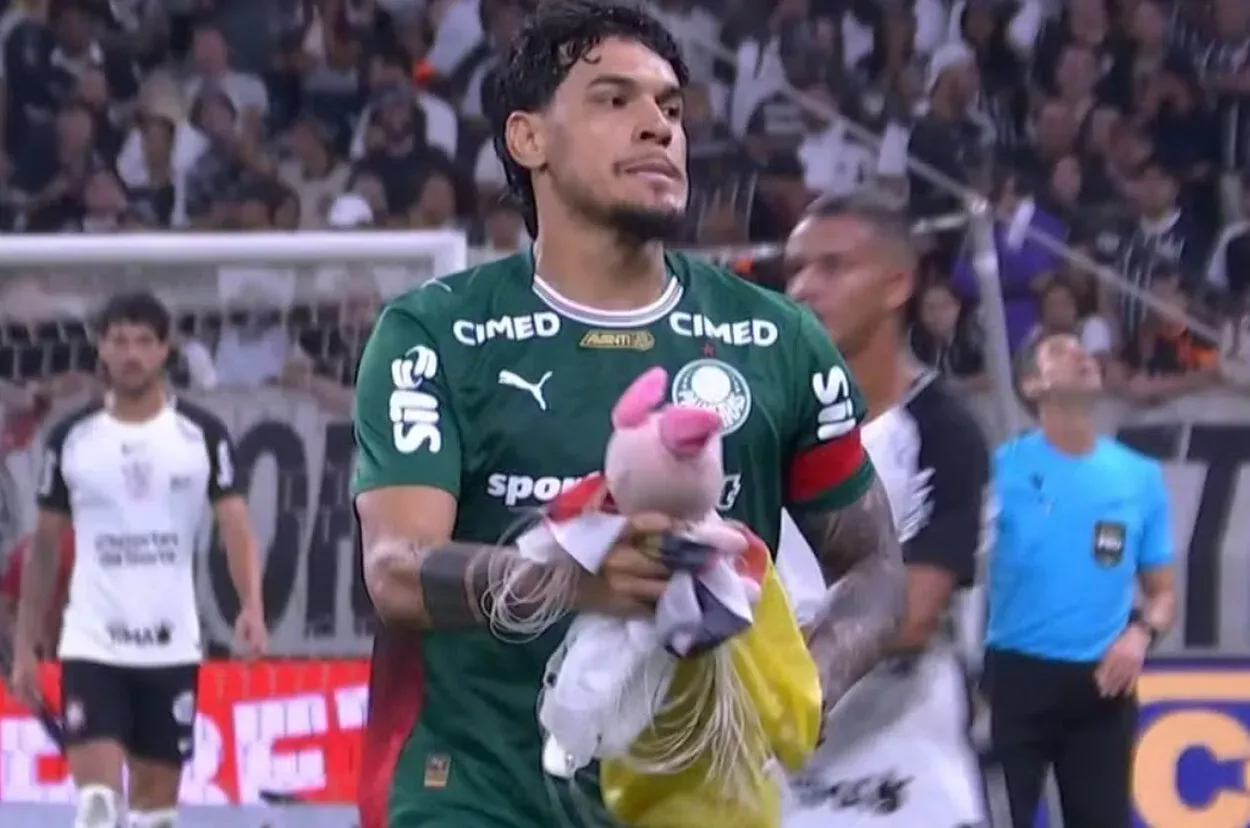 Gustavo Gomes retira objeto de dentro do campo em partida de Corinthians x Palmeiras