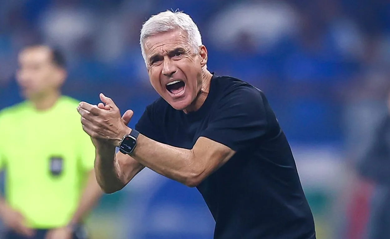 RS - FUTEBOL/CAMPEONATO BRASILEIRO 2026/GREMIO X CRUZEIRO - ESPORTES - Luís Castro, na partida entre Gremio e Cruzeiro disputada na noite deste sabado, no Estadio do Mineirão, em Belo Horizonte, valida pela Campeonato Brasileiro 2026. FOTO: LUCAS UEBEL/GREMIO FBPA