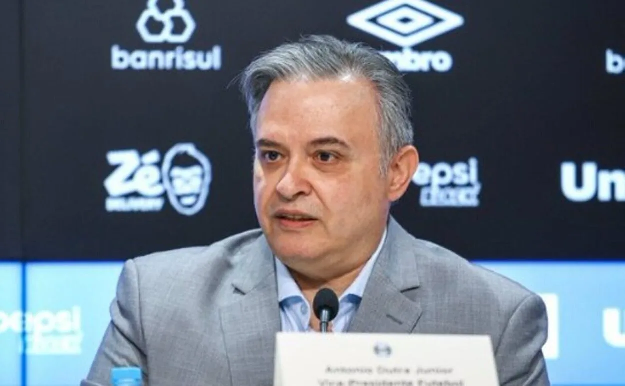 Antes de pegar o Palmeiras, dirigente do Grêmio atualiza casos de Arthur e Carlos Vinícius Dutra Jr pelo Grêmio