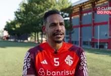 Fernando com a camisa do Inter