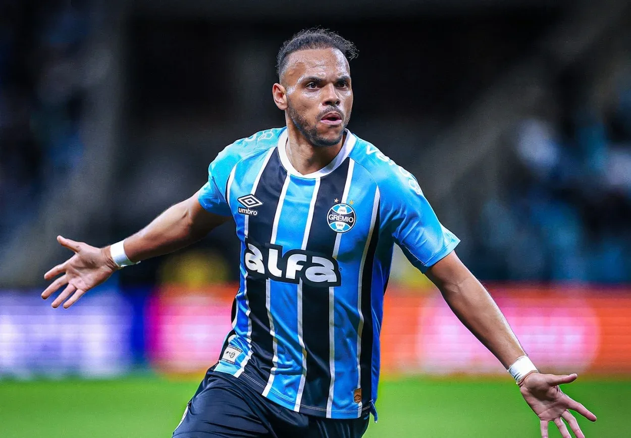 Otimista, Braithwaite projeta reação do Grêmio no Gre-Nal após queda no Uruguai Braithwaite pelo Grêmio