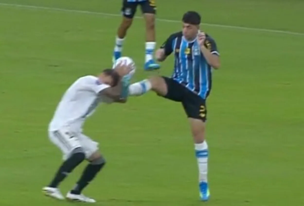 Grêmio x Riestra: Nardoni é expulso no começo do segundo tempo; confira o lance Grêmio com Nardoni