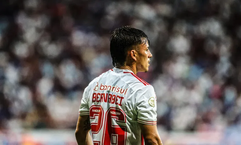 Pênalti? Inter reclama de lance em que Bernabei acabou levando cartão amarelo Bernabei pelo Inter