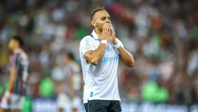 Braithwaite retoma gols e se diz 100%, mas titularidade no Grêmio segue improvável Braithwaite com a camisa do Grêmio