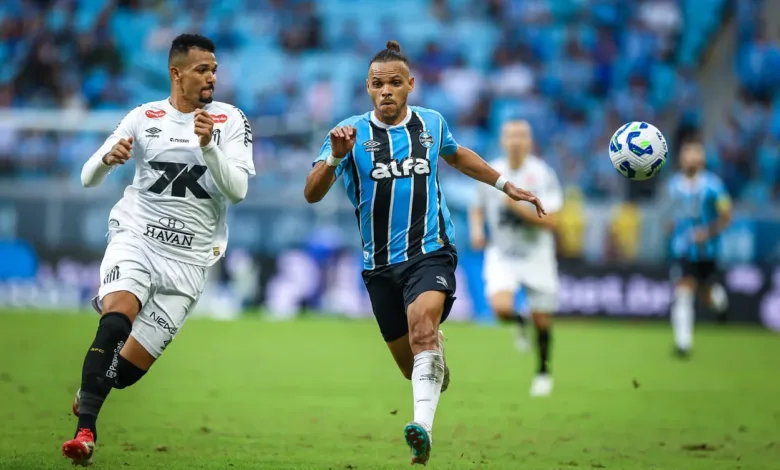 Grêmio encara Santos com histórico desfavorável e pressão na Arena RS - FUTEBOL/CAMPEONATO BRASILEIRO 2025/GREMIO x SANTOS - ESPORTES - Lance da partida entre Gremio e Santos disputada na tarde deste domingo, na Arena do Gremio, em partida valida pela Campeonato Brasileiro 2025. FOTO: LUCAS UEBEL/GREMIO FBPA