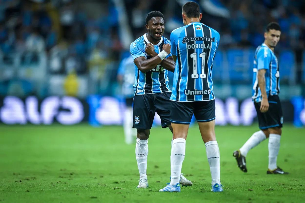 Viraliza foto de Amuzu no aeroporto; entenda o caso e a postura do Grêmio Amuzu pelo Grêmio