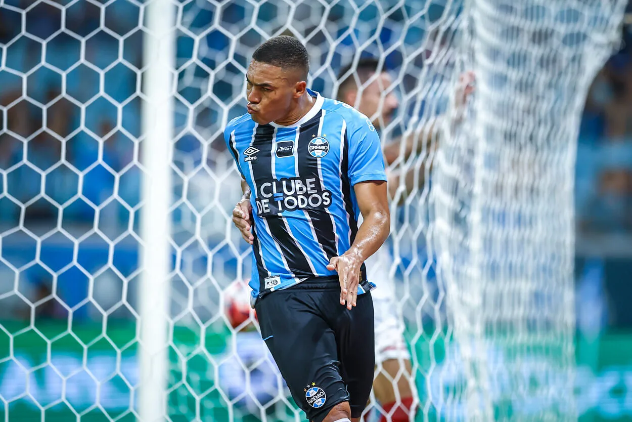 O ex-treinador brasileiro que superou Carlos Vinícius ao errar quatro pênaltis em um clássico Grêmio hoje