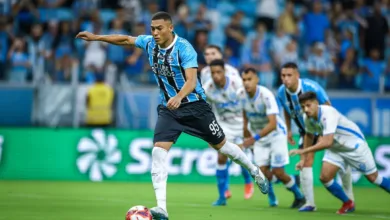 "Passo o pano para ele": jornalista gaúcho sai em defesa do centroavante do Grêmio Carlos Vinícius pelo Grêmio