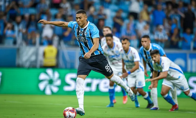 "Passo o pano para ele": jornalista gaúcho sai em defesa do centroavante do Grêmio Carlos Vinícius pelo Grêmio