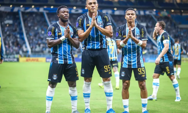 RS - FUTEBOL/CONMEBOL SULAMERICANA 2025 /GREMIO X DEPORTIVO RIESTRA - ESPORTES - Lance da partida entre Gremio e Deportivo Riestra, disputada na noite desta terca-feira, na Arena do Gremio, valida pela Copa Sul-americana 2026. FOTO: LUCAS UEBEL/GREMIO FBPA