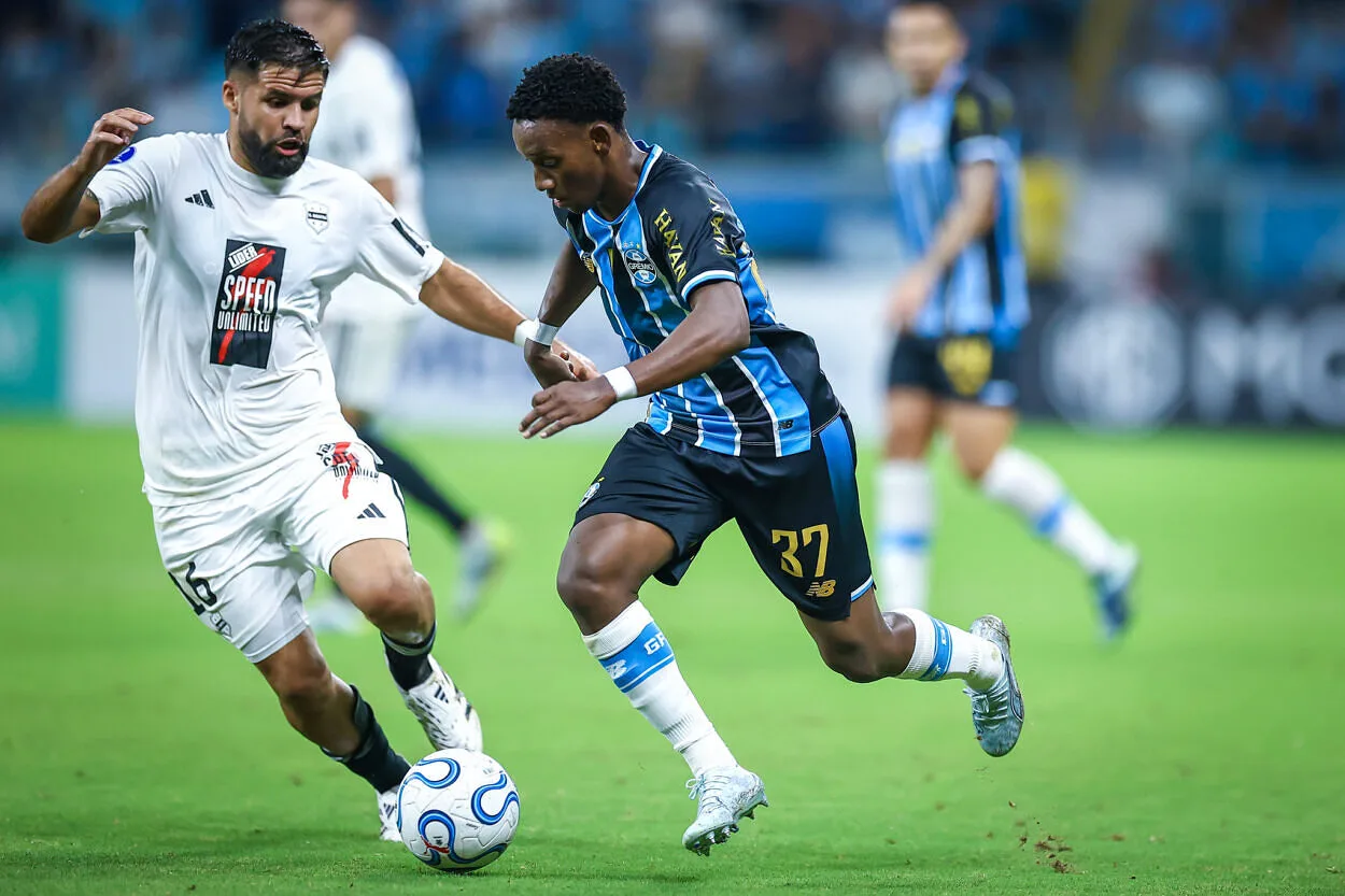RS - FUTEBOL/CONMEBOL SULAMERICANA 2025 /GREMIO X DEPORTIVO RIESTRA - ESPORTES - Lance da partida entre Gremio e Deportivo Riestra, disputada na noite desta terca-feira, na Arena do Gremio, valida pela Copa Sul-americana 2026. FOTO: LUCAS UEBEL/GREMIO FBPA