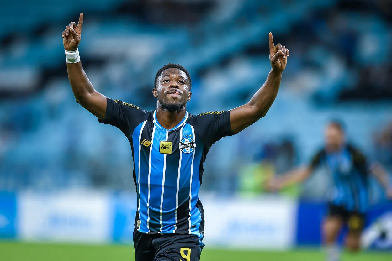 RS - FUTEBOL/CONMEBOL SULAMERICANA 2025 /GREMIO X DEPORTIVO RIESTRA - ESPORTES - Lance da partida entre Gremio e Deportivo Riestra, disputada na noite desta terca-feira, na Arena do Gremio, valida pela Copa Sul-americana 2026. FOTO: LUCAS UEBEL/GREMIO FBPA