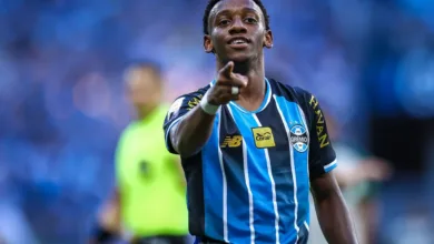 Arthur cita conselhos para Gabriel Mec nos bastidores do Grêmio: "Mais talento que eu" Gabriel Mec pelo Grêmio