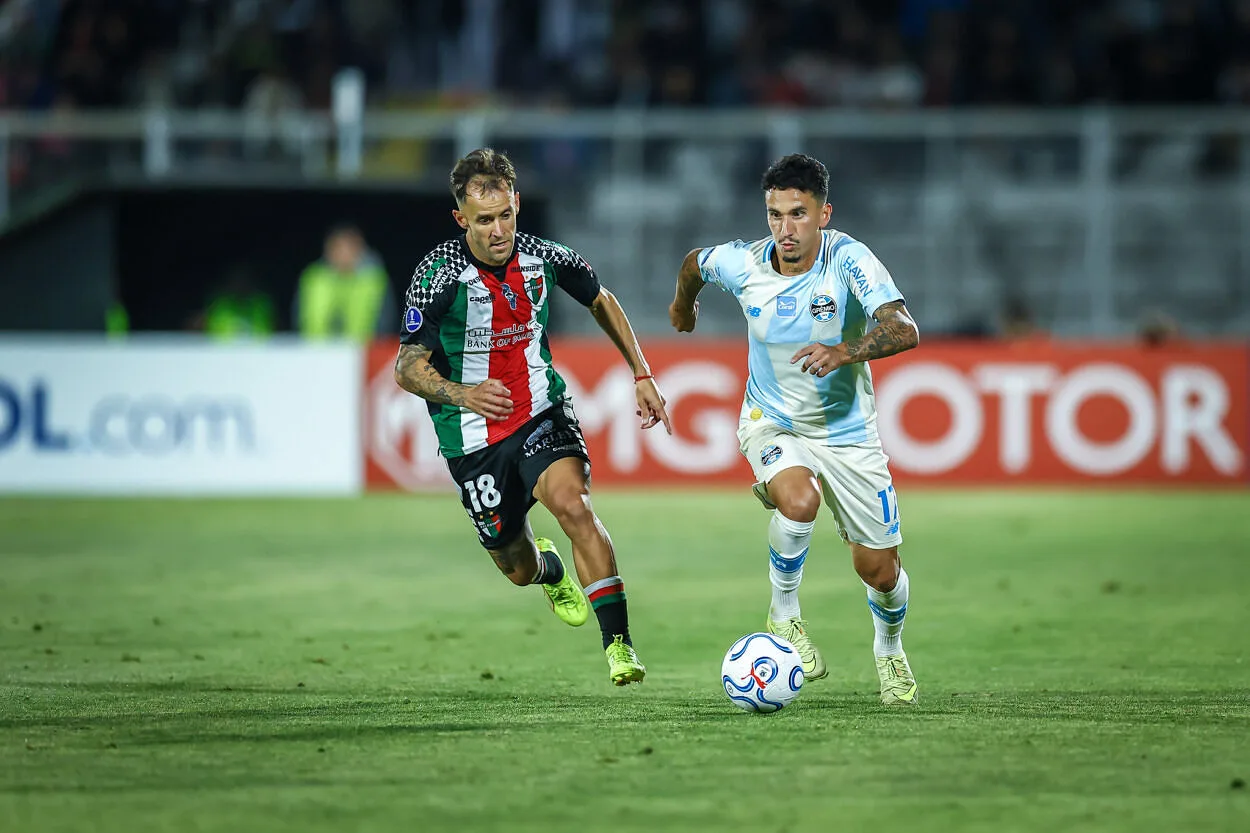 RS - FUTEBOL/CONMEBOL SULAMERICANA 2026 /GREMIO X PALESTINO- ESPORTES - Lance da partida entre Grêmio e Palestino disputada na noite desta quarta-feira, no estádio La Cisterna, em Santiago no Chile, valida pela Copa Sul-Americana 2026. FOTO: LUCAS UEBEL/GRÊMIO FBPA