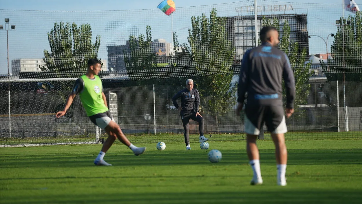 Grêmio se reforça e chama jogadores para completar grupo no jogo contra o Athletico Grêmio FBPA