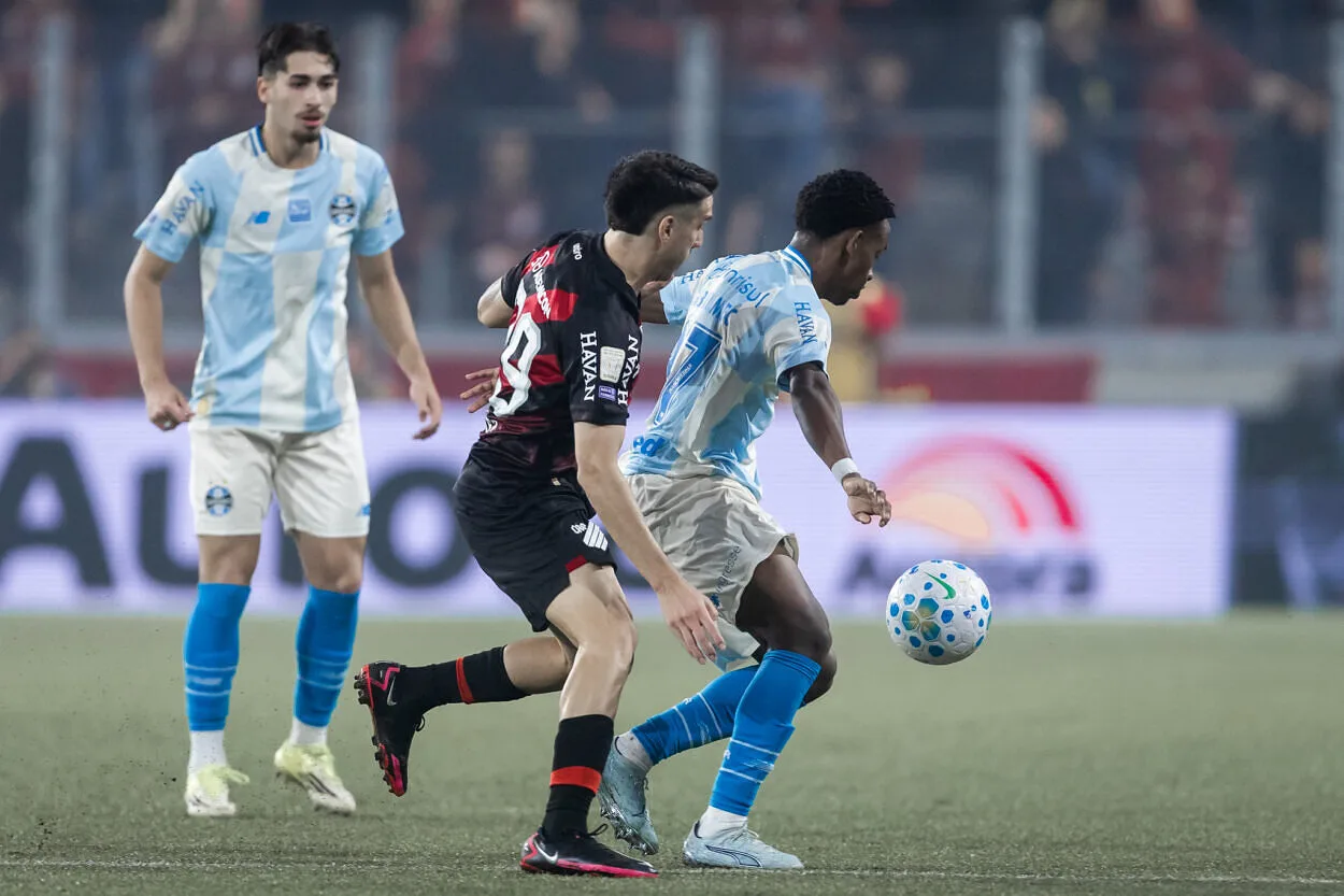 Com novas mudanças, veja provável escalação do Grêmio e onde assistir contra o Riestra RS - ESPORTES/BRASILEIRÃO 2026 - Lance da partida Athletico-PR x Grêmio, no Arena da Baixada na data de 02/05/2026, válida pelo Brasileirão 2026. FOTO: Igor Barrankievicz/GRÊMIO FBPA