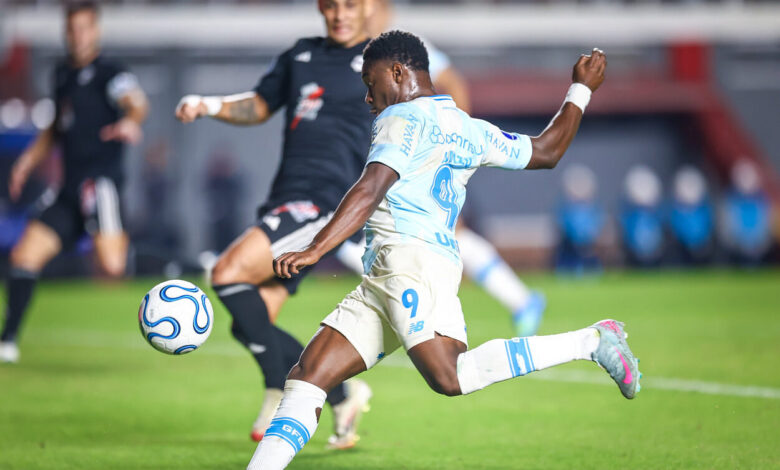 RS - ESPORTES/COPA SUL-AMERICANA - Lance da partida Deportivo Riestra x Grêmio, no Pedro Bidegain na data de 05/05/2026, válida pela Copa Sul-Americana 2026. FOTO: LUCAS UEBEL/GRÊMIO FBPA