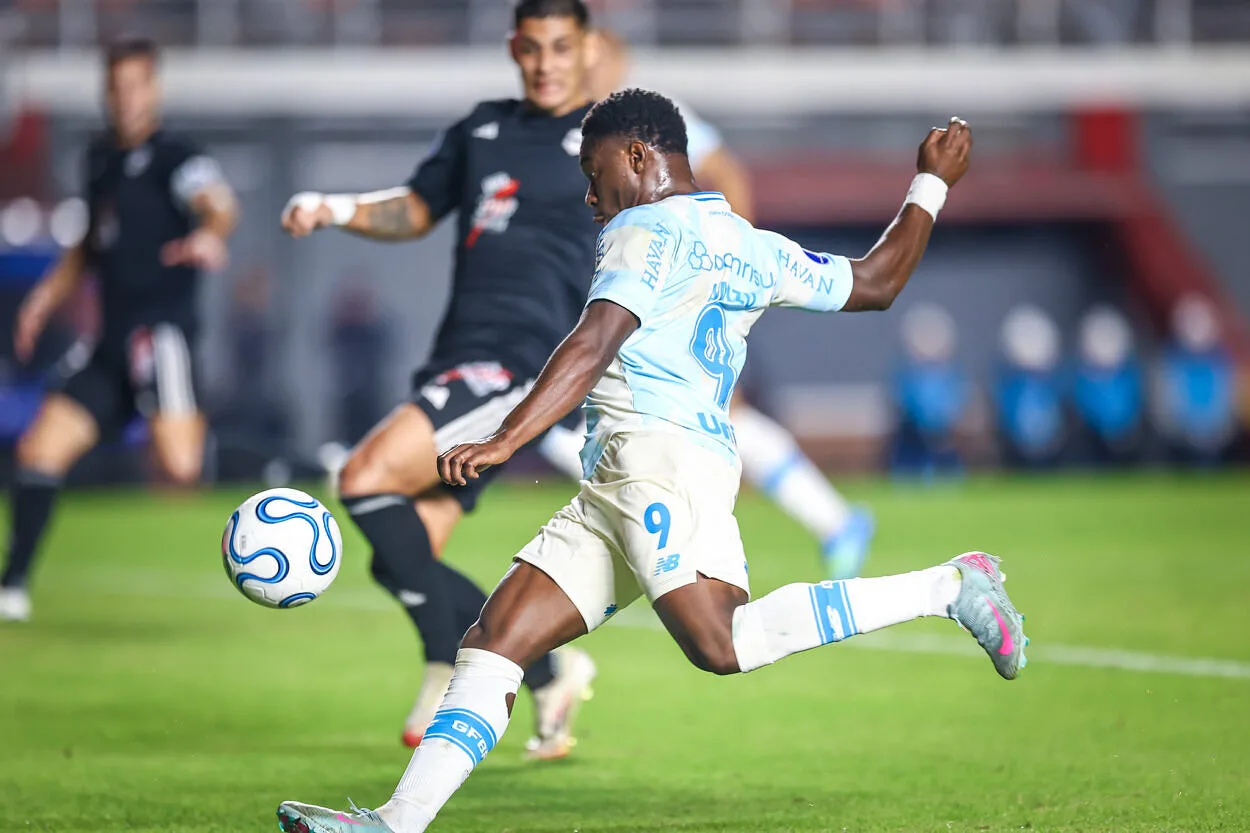 Grêmio vê Amuzu virar peça decisiva e ganhar peso no ataque de Luís Castro RS - ESPORTES/COPA SUL-AMERICANA - Lance da partida Deportivo Riestra x Grêmio, no Pedro Bidegain na data de 05/05/2026, válida pela Copa Sul-Americana 2026. FOTO: LUCAS UEBEL/GRÊMIO FBPA