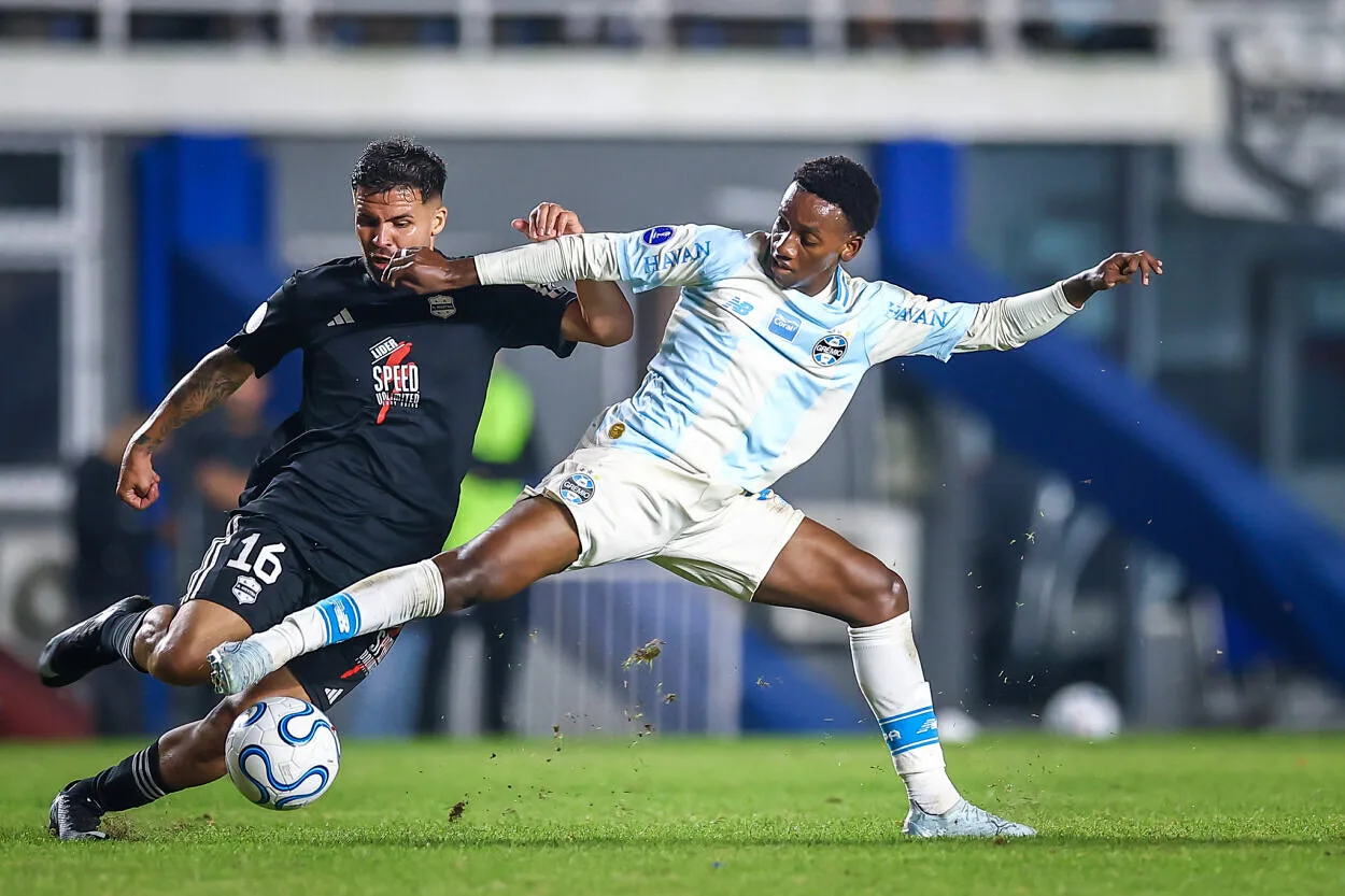 RS - ESPORTES/COPA SUL-AMERICANA - Gabriel Mec em lance da partida Deportivo Riestra x Grêmio, no Pedro Bidegain na data de 05/05/2026, válida pela Copa Sul-Americana 2026. FOTO: LUCAS UEBEL/GRÊMIO FBPA