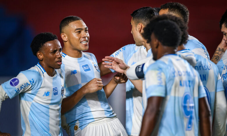 RS - ESPORTES/COPA SUL-AMERICANA - Lance da partida Deportivo Riestra x Grêmio, no Pedro Bidegain na data de 05/05/2026, válida pela Copa Sul-Americana 2026. FOTO: LUCAS UEBEL/GRÊMIO FBPA