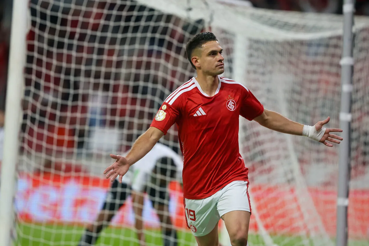 Inter acelera quando precisa, vence Athletic e avança na Copa do Brasil Rafael Borré marca gol pelo Inter contra o Athletic-MG