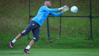 Grêmio faz último jogo fora de casa antes da parada e pode dar salto na tabela Weverton pelo Grêmio