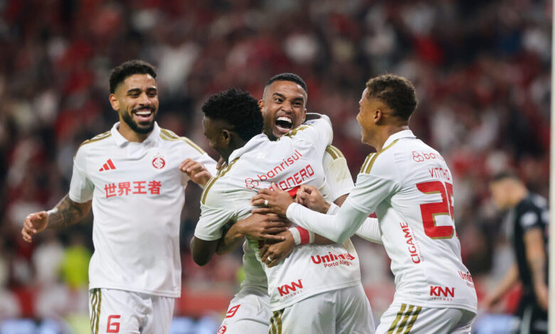 Carbonero e Alerrandro comemorando gol pelo Inter contra o Vasco