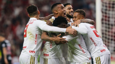 Carbonero, Alerrandro, Bernabei, time do Inter comemoram gol contra o Vasco