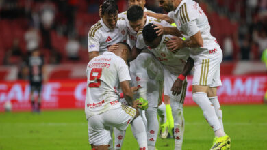 Elenco do Inter comemorando gol contra o Vasco