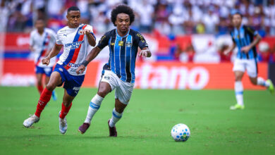 RS - FUTEBOL/CAMPEONATO BRASILEIRO 2026/GRÊMIO X BAHIA - ESPORTES - Lance da partida entre Grêmio e Bahia disputada na tarde deste domingo, na Arena Fonte Nova, em Salvador, valida pela Campeonato Brasileiro 2026. FOTO: LUCAS UEBEL/GREMIO FBPA
