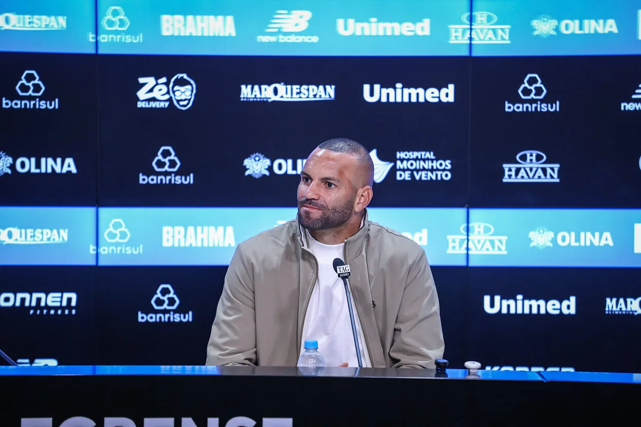 RS - FUTEBOL/ COLETIVA GREMIO 2026 - ESPORTES - Weverton, goleiro do Gremio, concede entrevista coletiva na Arena do Gremio sobre a sua convocação para a disputada da Copa do Mundo pela seleção Brasileira. FOTO: LUCAS UEBEL/GREMIO FBPA