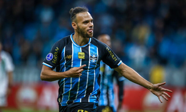 RS - FUTEBOL/CONMEBOL SULAMERICANA 2026 /GREMIO X PALESTINO - ESPORTES - Lance da partida entre Grêmio e Palestino, disputada na noite desta quarta-feira, na Arena do Grêmio, valida pela Copa Sul-americana 2026. FOTO: LUCAS UEBEL/GREMIO FBPA