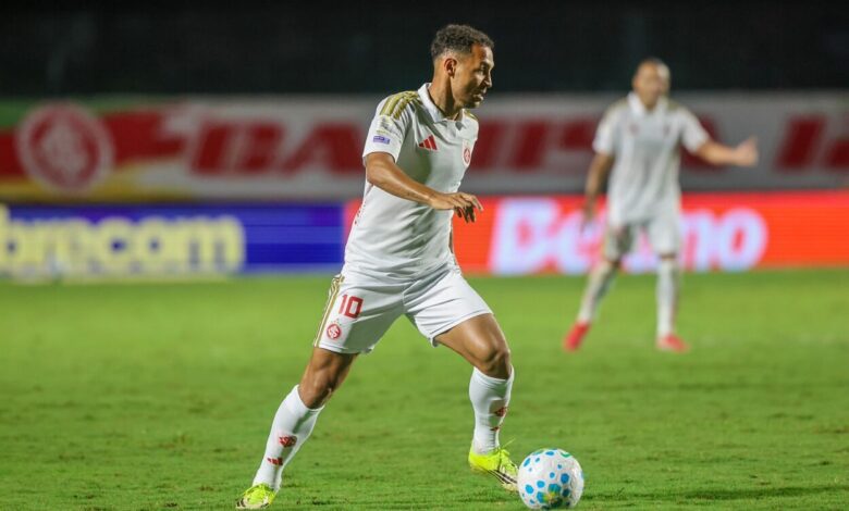 Inter erra demais, leva 2x0 do Vitória e vê invencibilidade de 7 jogos cair Alan Patrick, jogador do Inter contra o Vitória