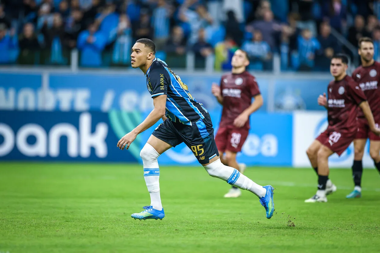 Vídeo aproximado mostra irritação enorme de centroavante do Grêmio com árbitro Grêmio hoje