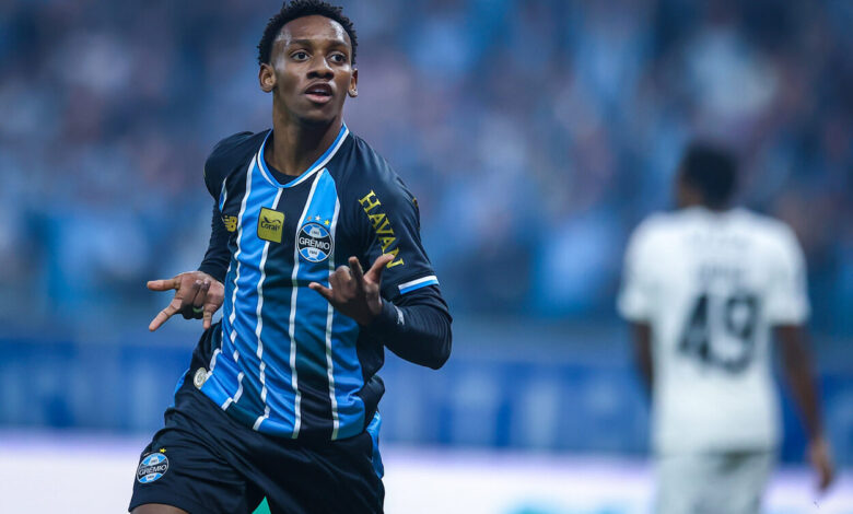 Grêmio sofre apagão, leva 3x1 do Corinthians e sai vaiado da Arena RS - FUTEBOL/CAMPEONATO BRASILEIRO 2026/GREMIO x CORINTHIANS - ESPORTES - Lance da partida entre Gremio e Corinthians disputada na noite deste sabado, na Arena do Gremio, em partida valida pela Campeonato Brasileiro 2026. FOTO: LUCAS UEBEL/GREMIO FBPA