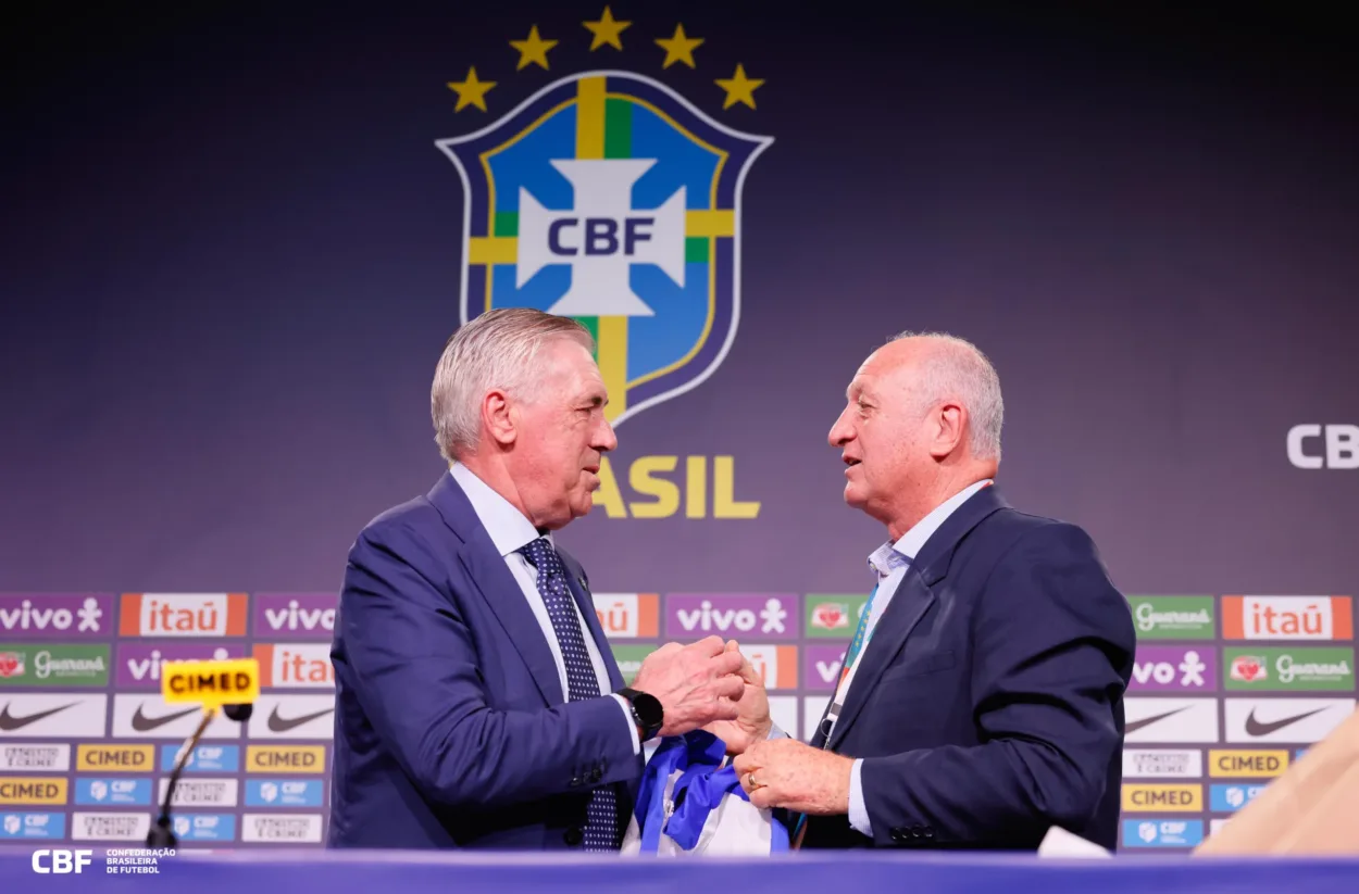 Felipão visita Ancelotti na Seleção Brasileira e goleiro do Grêmio dá recado: "Quero jogar" Felipão entregou a Ancelotti o manto de Zagallo Créditos: Rafael Ribeiro / CBF