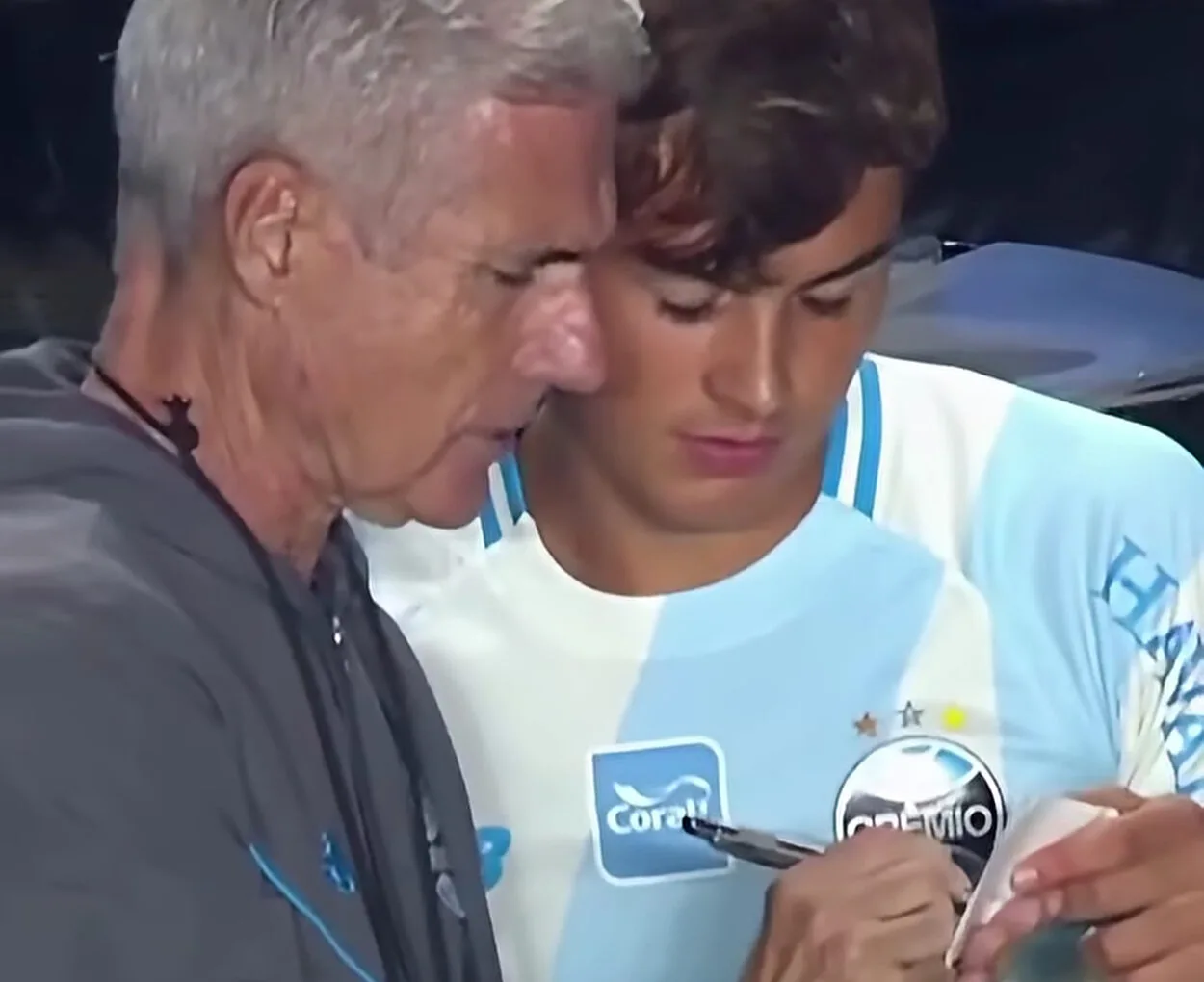 Bastidores: vitória do Grêmio tem substituição rápida e bilhetinho dentro de campo Grêmio