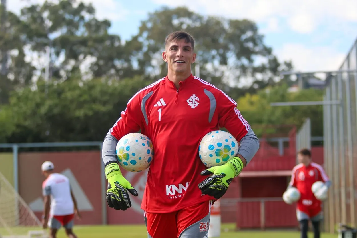 Rochet volta ao treinos e aumenta dilema no gol do Inter após taça Rochet, goleiro do Inter, no CT Parque Gigante