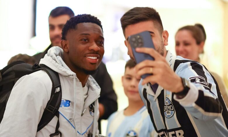 Grêmio leva Amuzu para a Argentina e aumenta pressão antes de duelo decisivo Amuzu, Grêmio RS - FUTEBOL/ CHEGADA GREMIO - ESPORTES - Delegação do Gremio desembarca em Buenos Aires, onde enfrenta a equipe do Riestra, em partida valida pelo Copa Sul-americana 2026. FOTO: LUCAS UEBEL/GREMIO FBPA