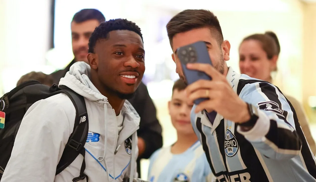 Grêmio leva Amuzu para a Argentina e aumenta pressão antes de duelo decisivo Amuzu, Grêmio RS - FUTEBOL/ CHEGADA GREMIO - ESPORTES - Delegação do Gremio desembarca em Buenos Aires, onde enfrenta a equipe do Riestra, em partida valida pelo Copa Sul-americana 2026. FOTO: LUCAS UEBEL/GREMIO FBPA