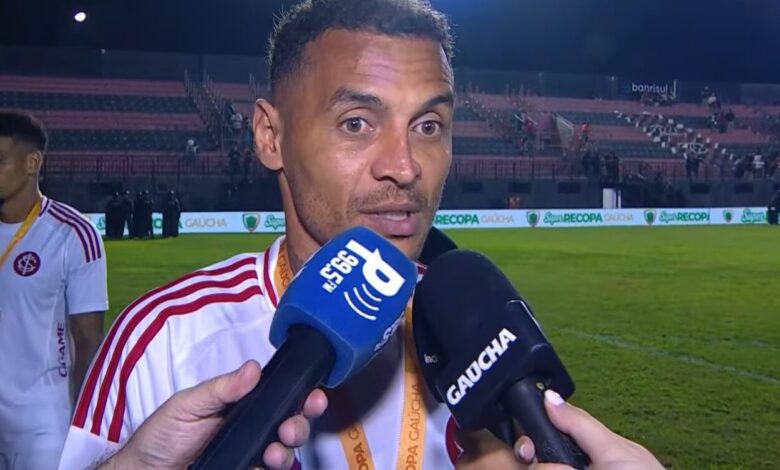 Inter festeja taça, mas jogadores cobram virada imediata no Brasileirão Alan Patrick, jogador do Inter