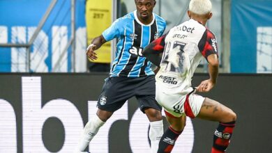 Grêmio vê Flamengo treinar no CT do Inter antes de duelo e bastidor chama atenção RS - FUTEBOL/CAMPEONATO BRASILEIRO 2025/GREMIO x FLAMENGO - ESPORTES - Lance da partida entre Gremio e Flamengo disputada na noite deste domingo, na Arena do Gremio, em partida valida pela Campeonato Brasileiro 2025. FOTO: LUCAS UEBEL/GREMIO FBPA