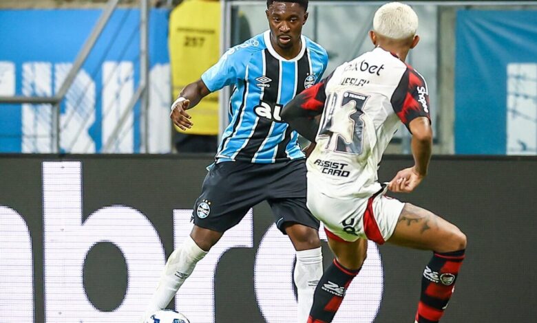 RS - FUTEBOL/CAMPEONATO BRASILEIRO 2025/GREMIO x FLAMENGO - ESPORTES - Lance da partida entre Gremio e Flamengo disputada na noite deste domingo, na Arena do Gremio, em partida valida pela Campeonato Brasileiro 2025. FOTO: LUCAS UEBEL/GREMIO FBPA